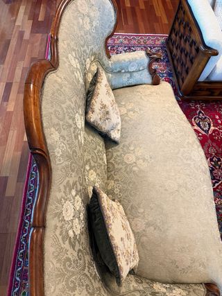 Sofá clásico madera y tela beige