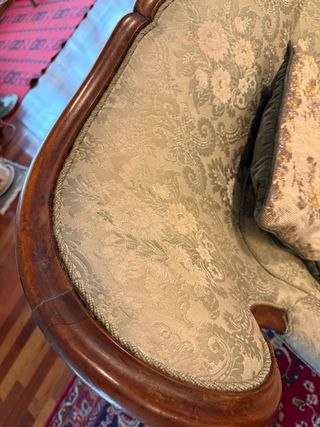 Sofá clásico madera y tela beige