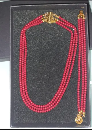 Collar y pulsera de coral y oro