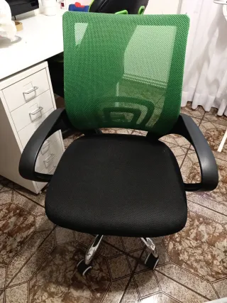 Silla de oficina cómoda negra y verde