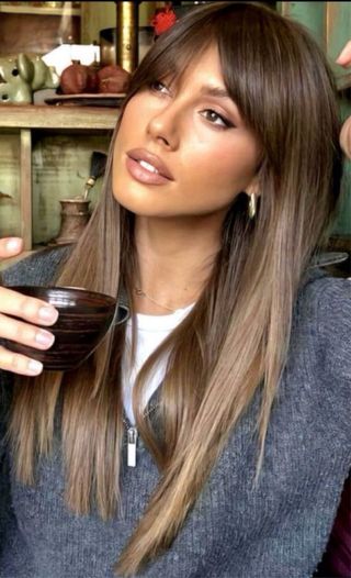 Preciosa Peluca castaña reflejos efecto natural