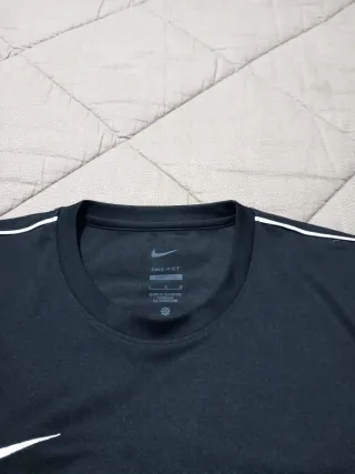 T-shirt sportiva nera Nike