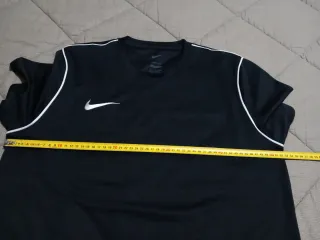 T-shirt sportiva nera Nike
