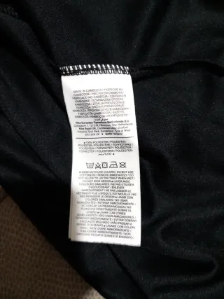 T-shirt sportiva nera Nike