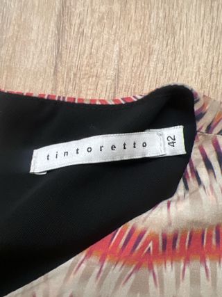 Elegante camiseta negra sin mangas