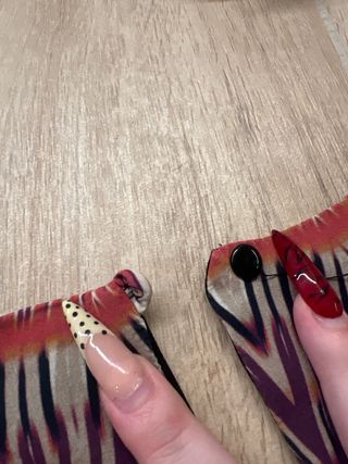 Elegante camiseta negra sin mangas