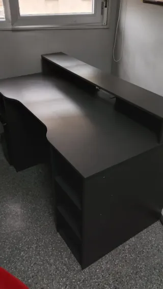 Escritorio grande negro y gris