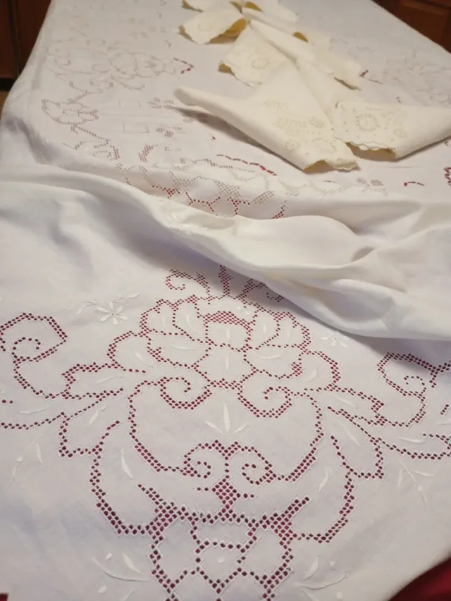 Mantelería bordada y deshilado siciliano todo aman