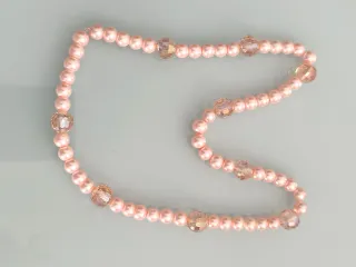 Collar perlas rosas y cristales dorados