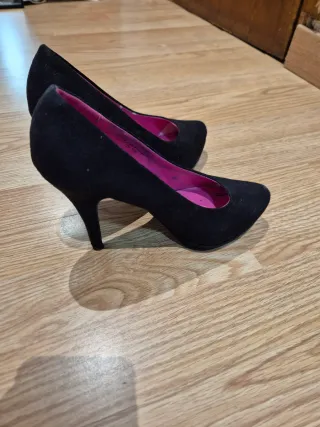 Zapatos de tacón negros con interior rosa