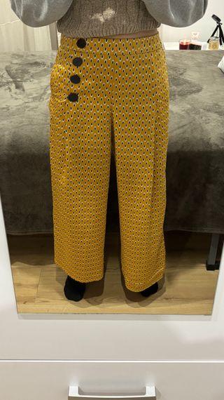 Pantalones anchos amarillos con botones