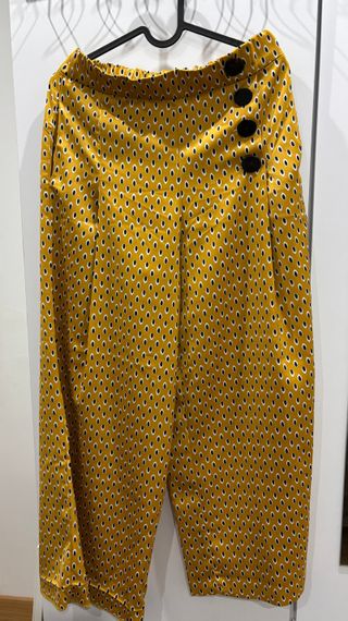 Pantalones anchos amarillos con botones