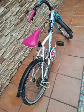 Bicicleta infantil Btwin blanca y rosa