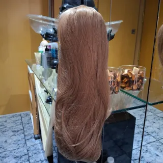 Peluca melena larga castaña nueva. Lleva una rec