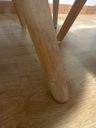 Mesa de comedor cristal y patas de madera.