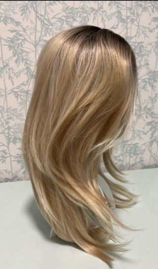 Preciosa peluca rubia escalada