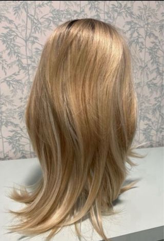 Preciosa peluca rubia escalada