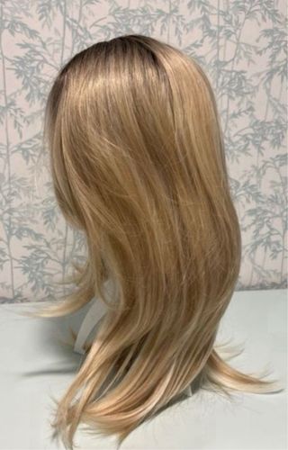 Preciosa peluca rubia escalada