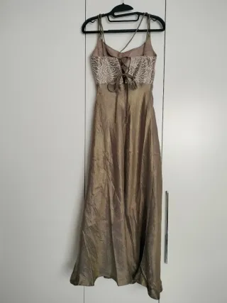 Vestido de fiesta beige y dorado