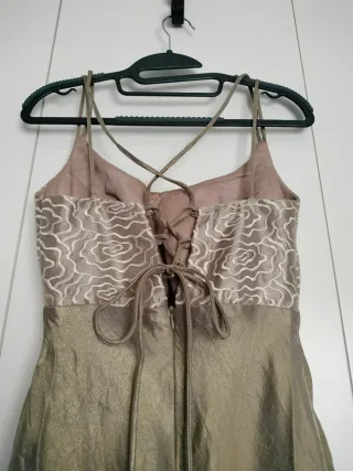 Vestido de fiesta beige y dorado