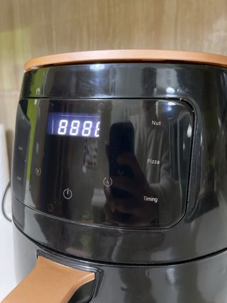 Freidora de aire negra con detalles cobre