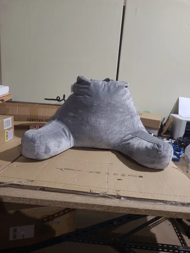 Almohada de lectura gris de felpa