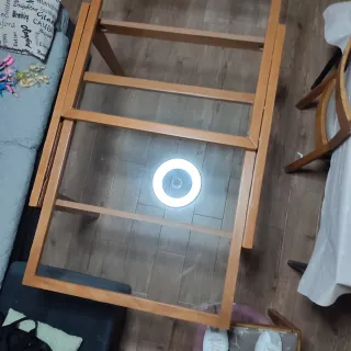 Mesa de comedor de madera y cristal