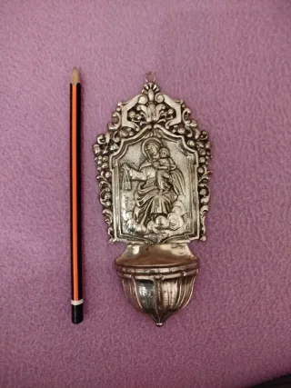 Benditera de plata con figura religiosa