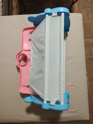 Cuna para muñecas con asas.