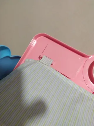 Cuna para muñecas con asas.