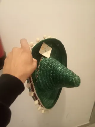 Sombrero verde con pompones