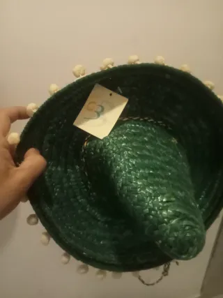 Sombrero verde con pompones