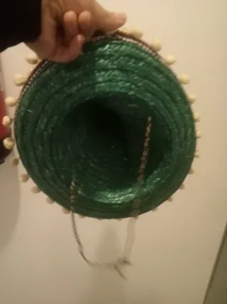 Sombrero verde con pompones