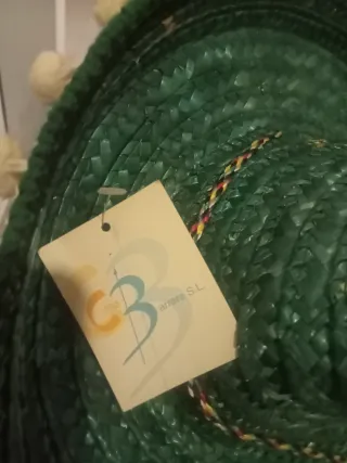 Sombrero verde con pompones
