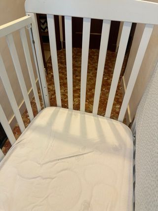 Cuna de madera blanca
