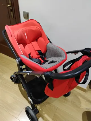 Carrito de bebé rojo