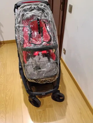 Carrito de bebé rojo