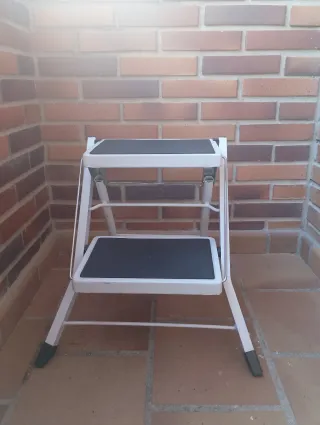Escalera de dos peldaños plegable