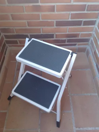 Escalera de dos peldaños plegable