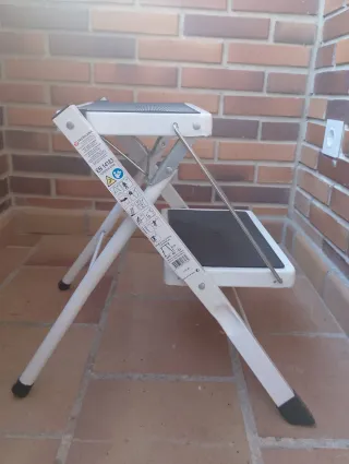 Escalera de dos peldaños plegable