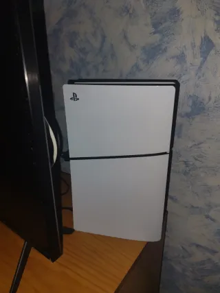 PlayStation 5 PS5 Blanca de 1t y un mando