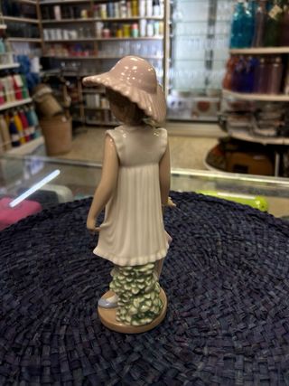 Figura NAO Niña con Sombrero y Sombrilla
