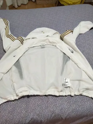 Chaqueta Adidas Real Madrid Blanca y Dorada