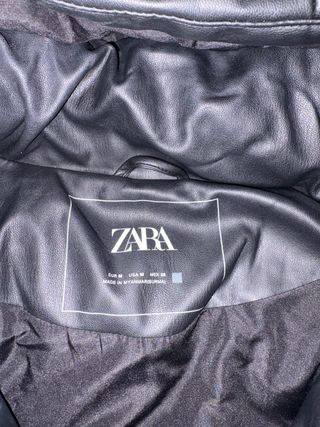 Chaquetón polipiel negro Zara capucha