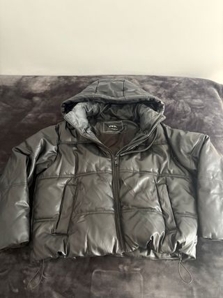 Chaquetón polipiel negro Zara capucha