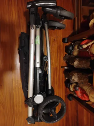 Silla de paseo negra y naranja