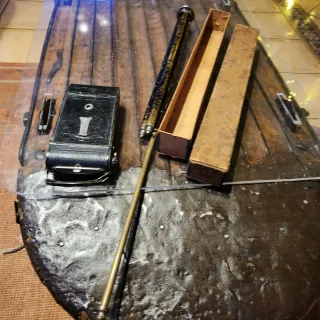 Cámara antigua con trípode latón