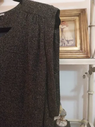 Vestido fiesta brillo negro y dorado.