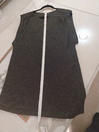 Vestido fiesta brillo negro y dorado.