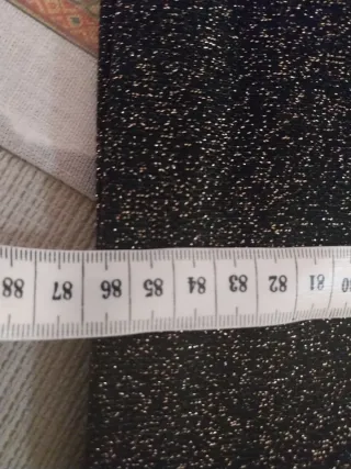 Vestido fiesta brillo negro y dorado.